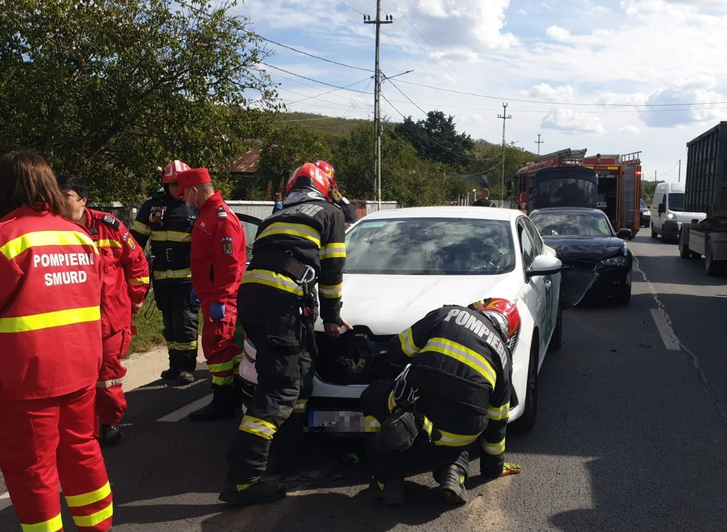 Accident cu trei autoturisme pe DN 24, la Muntenii de Jos. Două persoane au fost rănite