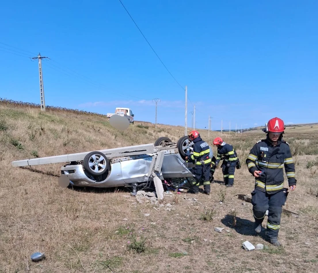 O femeie și cei doi copii ai ei au intrat cu mașina într-un stâlp, pe care l-au rupt și dărâmat