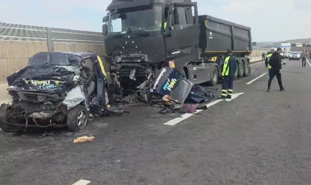 DOI OAMENI AU MURIT PE CENTURA BÂRLADULUI, DUPĂ UN IMPACT FRONTAL CU UN TIR