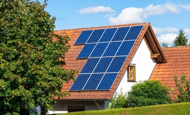 Instituțiile publice din Vaslui pot depune, din 11 septembrie, proiecte pentru panouri fotovoltaice și sisteme de stocare