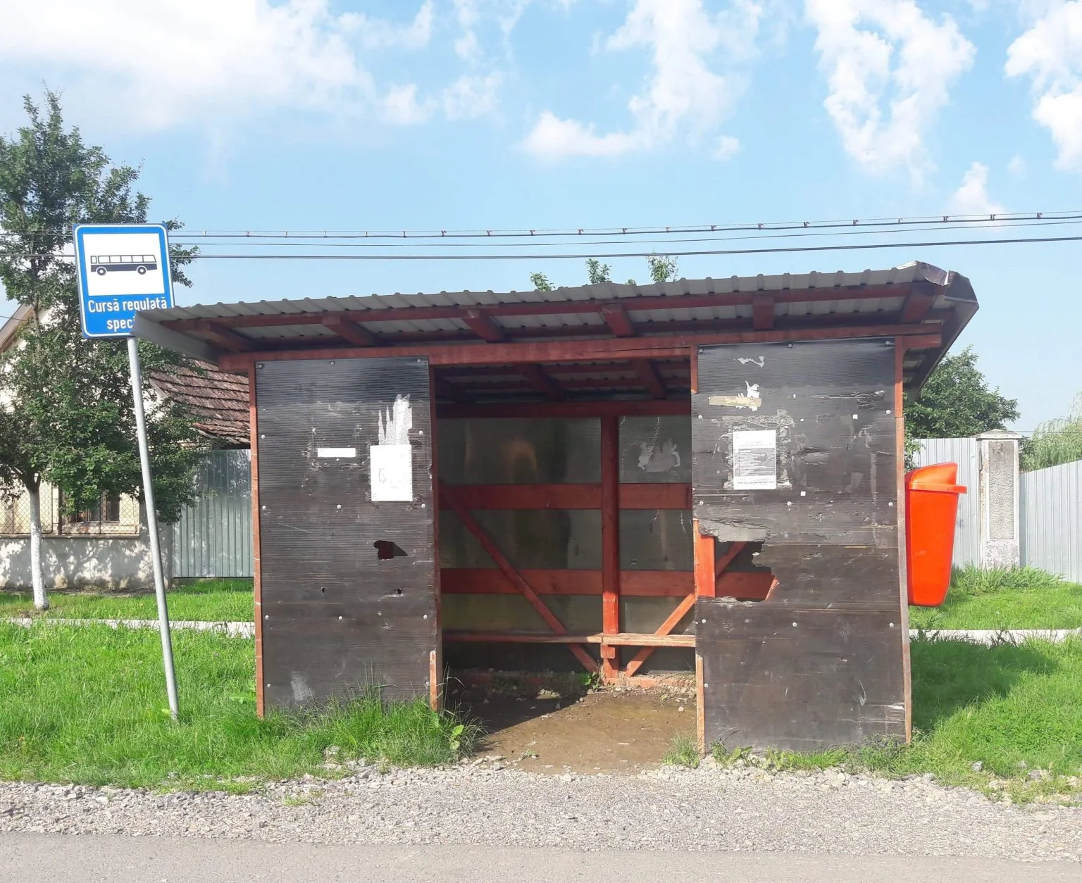 Lacu Babei și Fântâna Blănarului, în așteptarea unui autobuz la început de an școlar