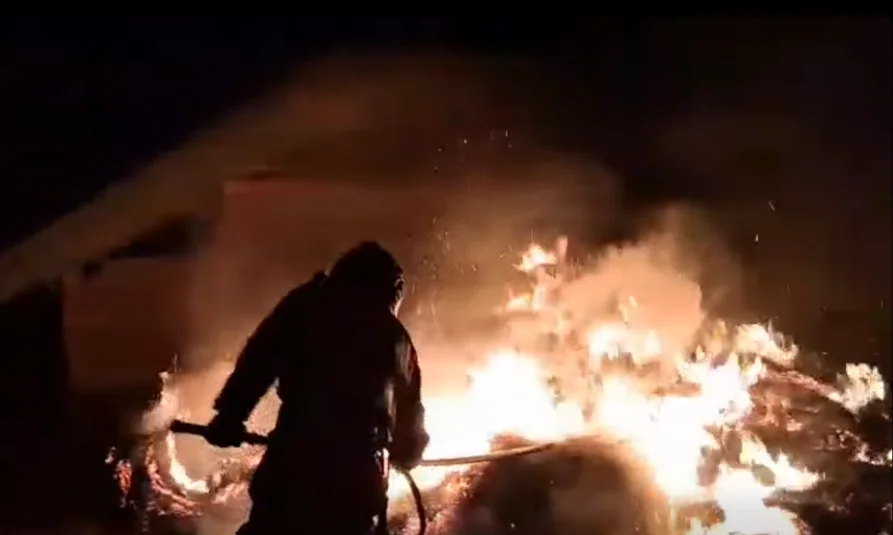 Incendiu puternic la Stănilești. Un gospodar a pierdut patru tone de furaje într-o singură noapte