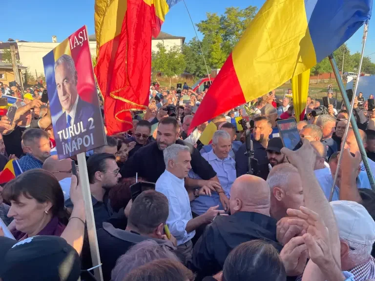 Cum a fost prezentată vizita lui Călin Georgescu la Vaslui. Între mulțimea de la Codăești și titluri despre „huiduieli”