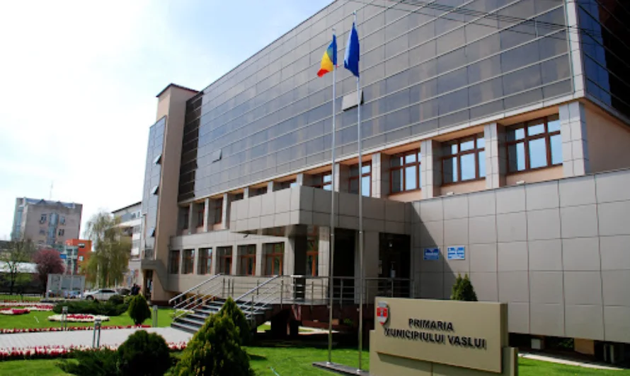Directorii din Primăria Vaslui câștigă cu peste 5.000 de lei mai mult decât cei din Botoșani. Diferențe importante între salariile conducerii