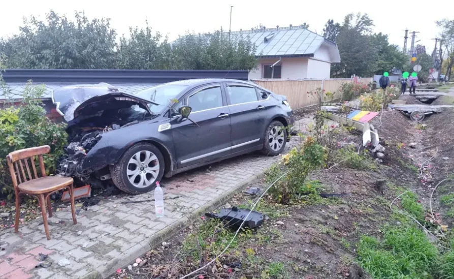 Accident la Fălciu: un șofer a pierdut controlul mașinii și a rupt un stâlp de electricitate