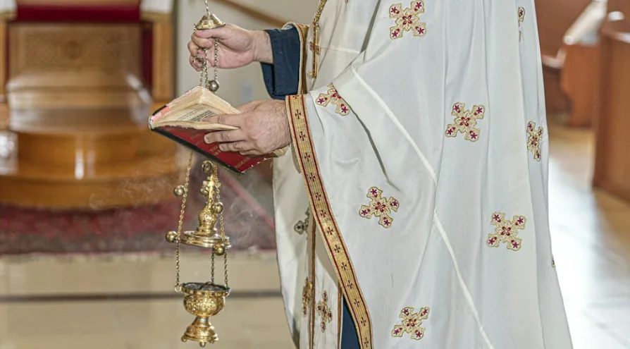 Preot din Negrești, arestat preventiv pentru fapte sexuale asupra a două minore. Episcopia Hușilor l-a retras de la slujire