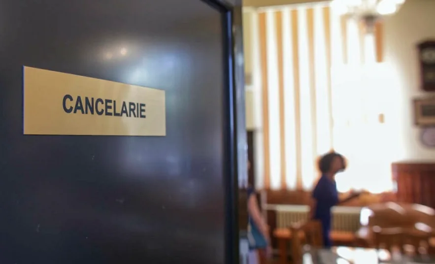 Profesor din Muntenii de Jos, venit la școală cu un briceag în geantă „ca să se apere de elevi”. Poliția a deschis dosar penal